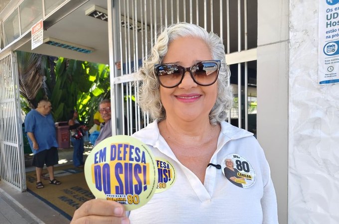 Lenilda Luna defende SUS 100% público e gratuito durante panfletagem no Hospital Universitário