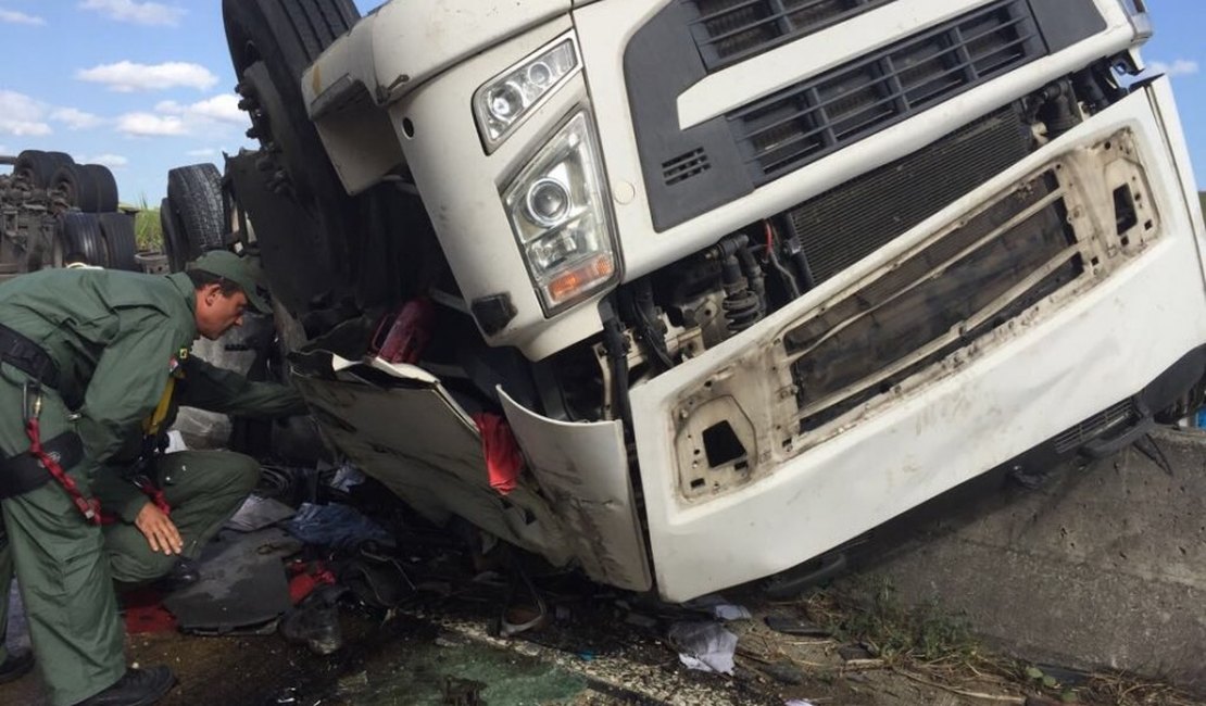 Carreta capota e homem morre após ficar preso às ferragens, no interior de AL