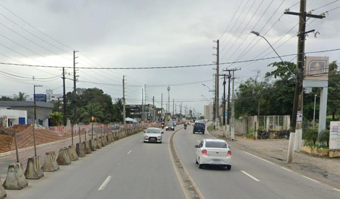 Colisão entre motocicleta e caminhão deixa pessoa ferida na Av. Menino Marcelo, em Maceió