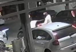 Câmera flagra dupla criminosa tentando matar homem a tiros na Jatiúca, em Maceió
