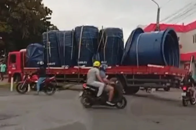 Caminhão com caixas d'água invade Ciclovia do Trabalhador durante conversão