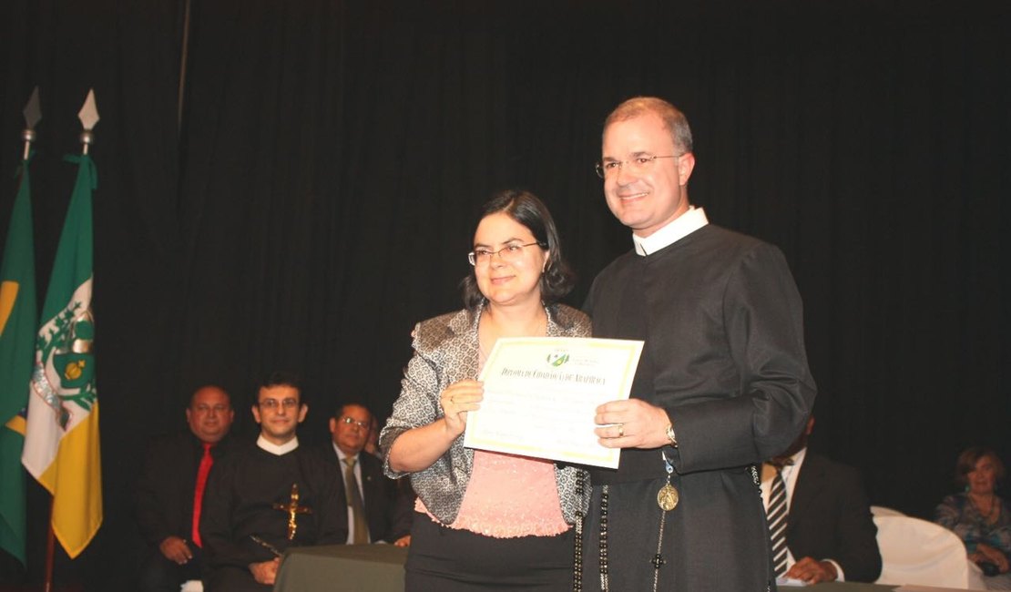Padre Eugênio recebe título de Cidadão de Arapiraca e emociona fiéis