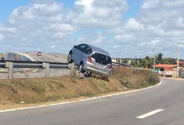 Veiculo perde controle e sobe em mureta de proteção na AL-101