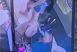 Vídeo. Mulher furta dinheiro de caixinha de Natal e doa o troco, em Maceió