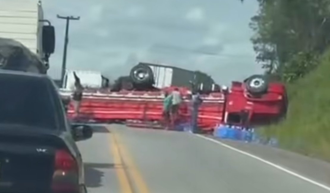 Carreta carregada com água mineral tomba na BR-316 e causa congestionamento entre Maribondo e Pindoba
