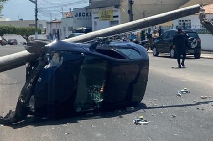 Motorista escapa sem ferimentos de forte batida de carro contra poste em Delmiro