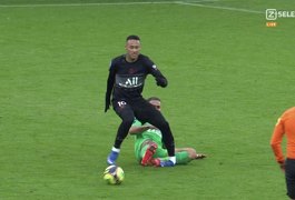 Vídeo. Neymar sofre contusão no tornozelo e sai chorando de jogo do PSG