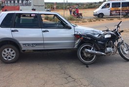 Colisão envolvendo carro e moto é registrada no trevo do Olho d'Água dos Cazuzinhas