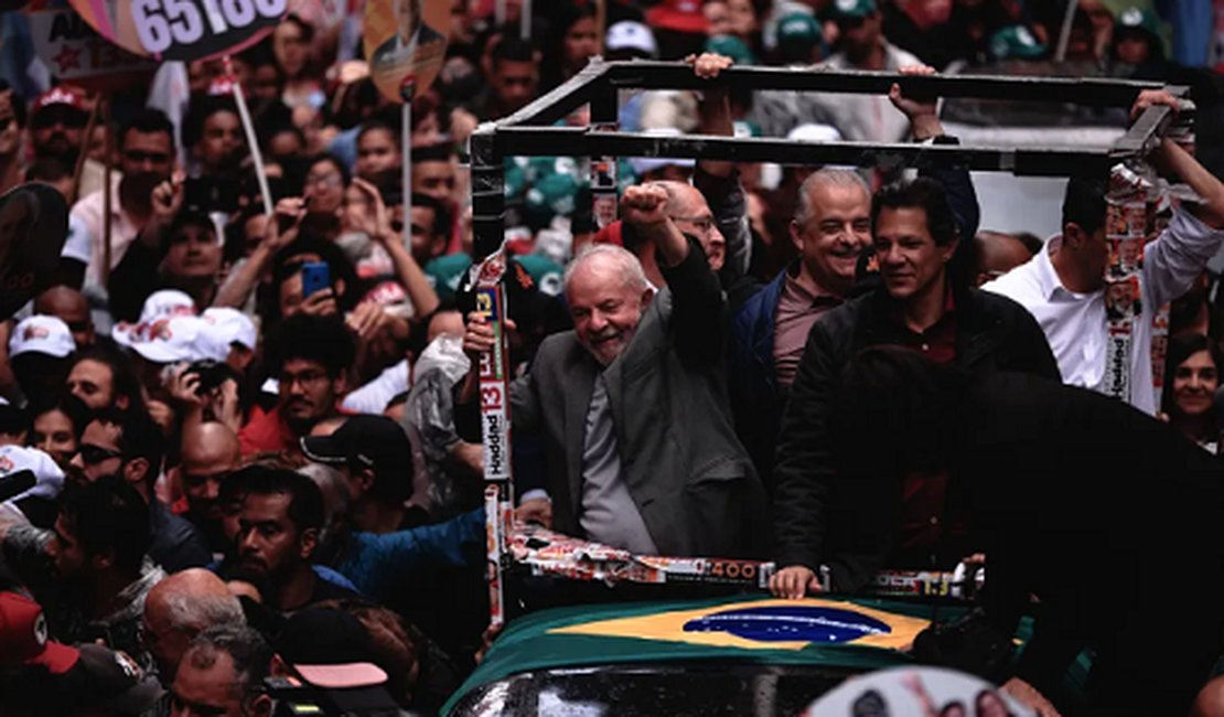 Lula faz caminhada com apoiadores em SP no último dia de campanha do 1º turno