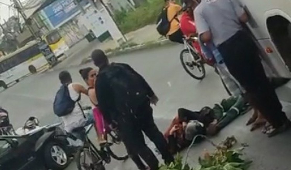 Duas pessoas ficam feridas em acidente entre ônibus, carro e moto em Maceió