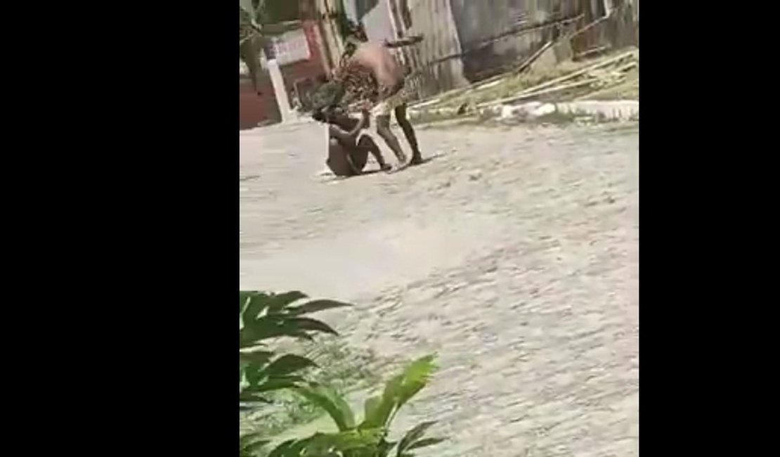 Vídeo. Homem agride e deixa esposa nua em via pública de Marechal Deodoro