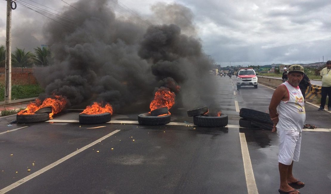 Manifestação: arapiraquenses bloqueiam AL-110 após atropelamento de quatro pessoas