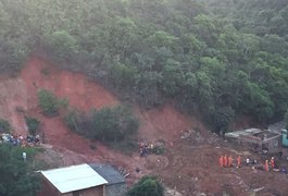 IML examina corpo achado em deslizamento de terra em Maceió