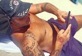 Thammy Miranda posa sem camisa exibindo peito peludo: 'gatão'