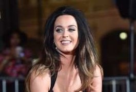 Katy Perry aposta em decote e pernas à mostra para première de filme nos EUA