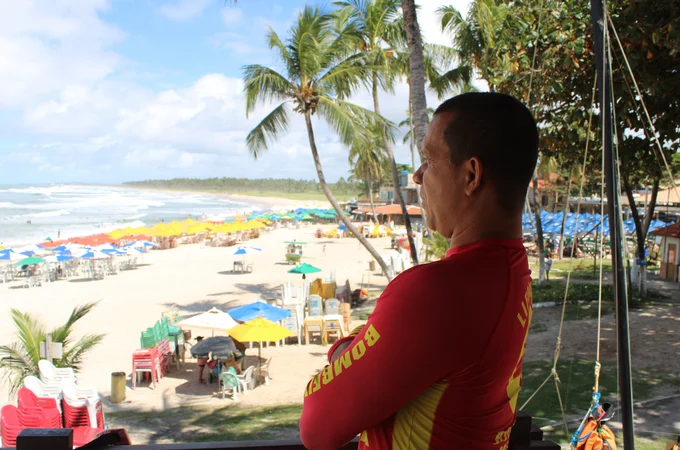 Surfista mineiro preso em corais na Praia da Sereia é resgatado por guarda-vidas