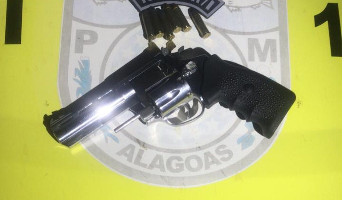 Homem é preso por porte ilegal de arma de fogo ao ser flagrado com arma e munições, em Junqueiro