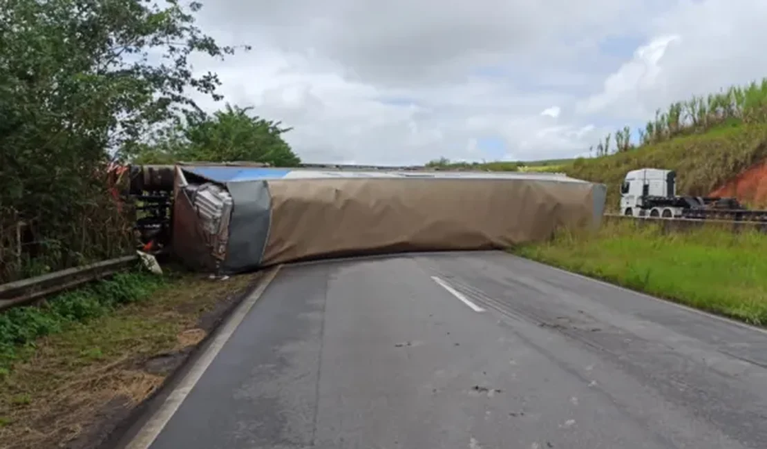 Rodovia interditada após acidente com carreta é parcialmente liberada no interior de Alagoas