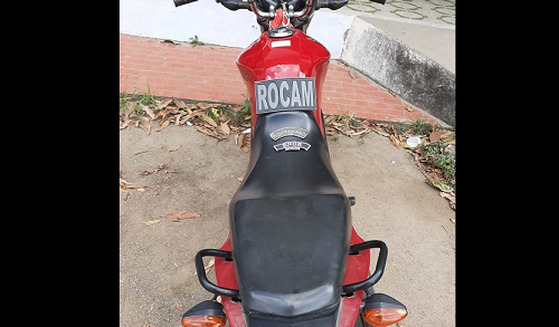 VÍDEO. Rocam encontra moto escondida em plantação de mandioca, em Arapiraca