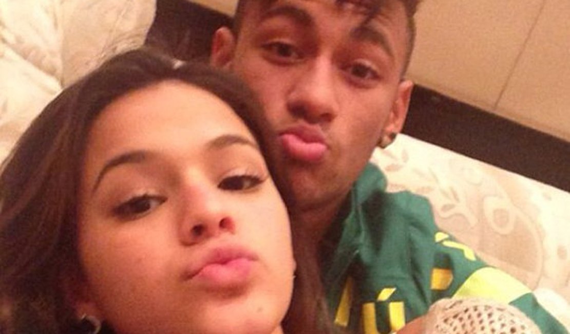 Neymar registra foto de Bruna Marquezine de biquíni em Ibiza