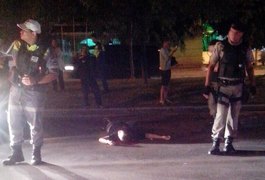 Homem supostamente embriagado deita na pista e morre atropelado por moto