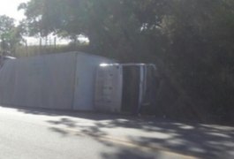 Ocupantes de caminhão são baleados na estrada durante tentativa de assalto