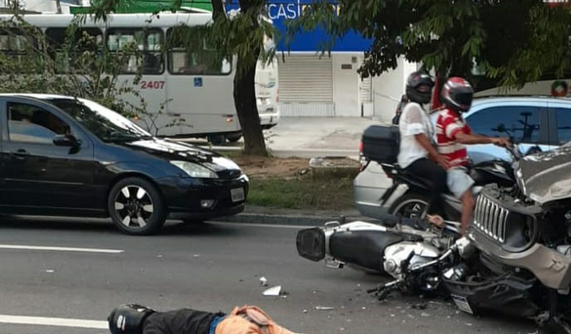 VÍDEO: Motorista embriagado invade contramão e atinge motociclistas em Maceió; acidente deixa vítima fatal