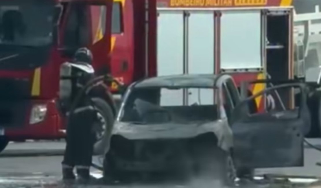 Carro é destruído por incêndio na Avenida Assis Chateaubriand, em Maceió