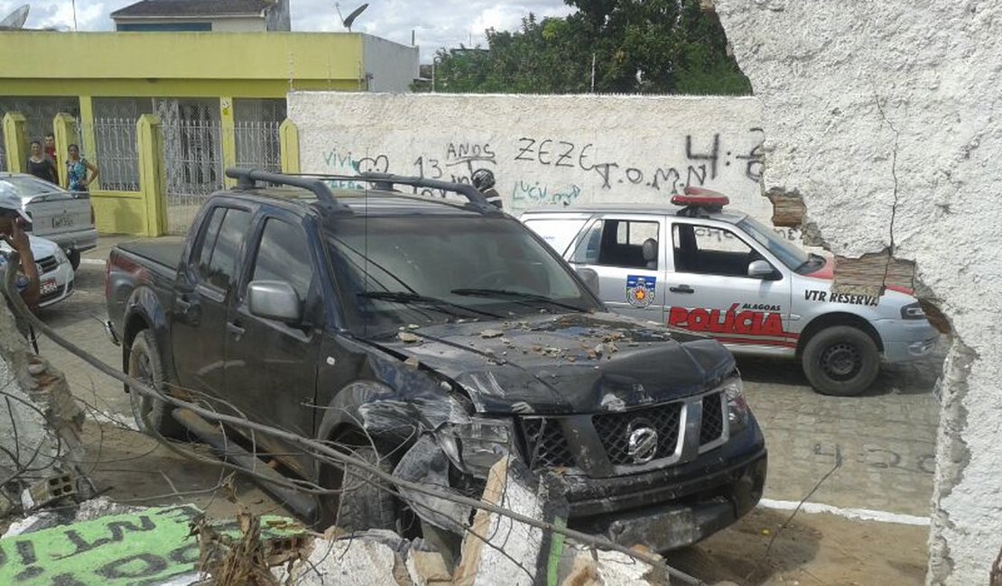 Homens colidem camioneta roubada no muro do Premem