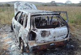 Carro roubado é encontrado carbonizado no Agreste alagoano