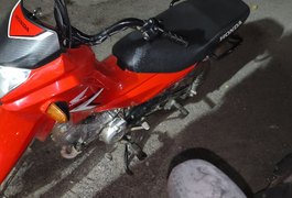 Dupla é presa com moto roubada após perseguição no Residencial Agreste, em Arapiraca