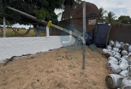 Caminhonete carregada com botijões de gás tomba após falha na direção na AL-220