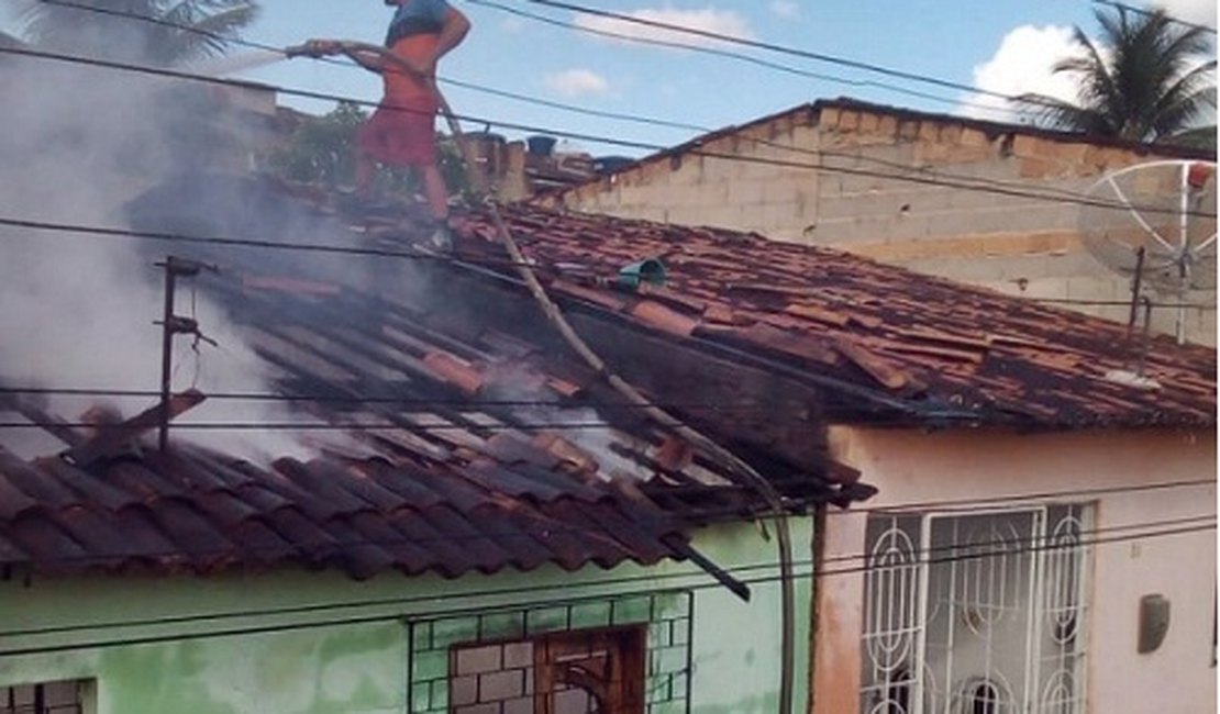 Incêndio após suposto curto-circuito destrói parte de residência e atinge outras duas em Boca da Mata