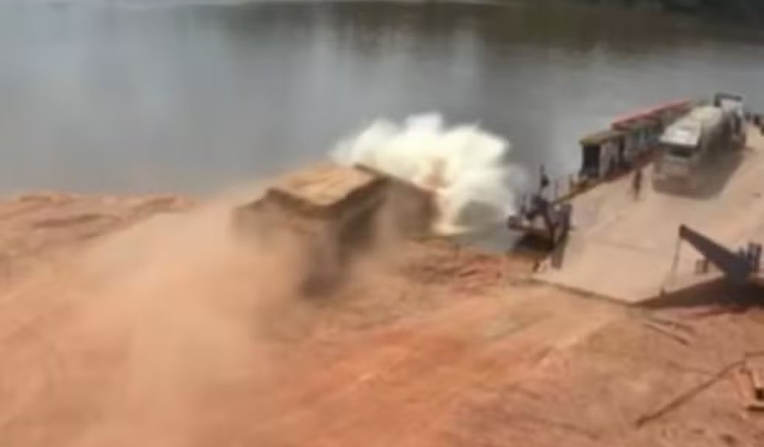 Caminhoneiro se joga e carreta desgovernada cai no Rio Xingu, no Pará