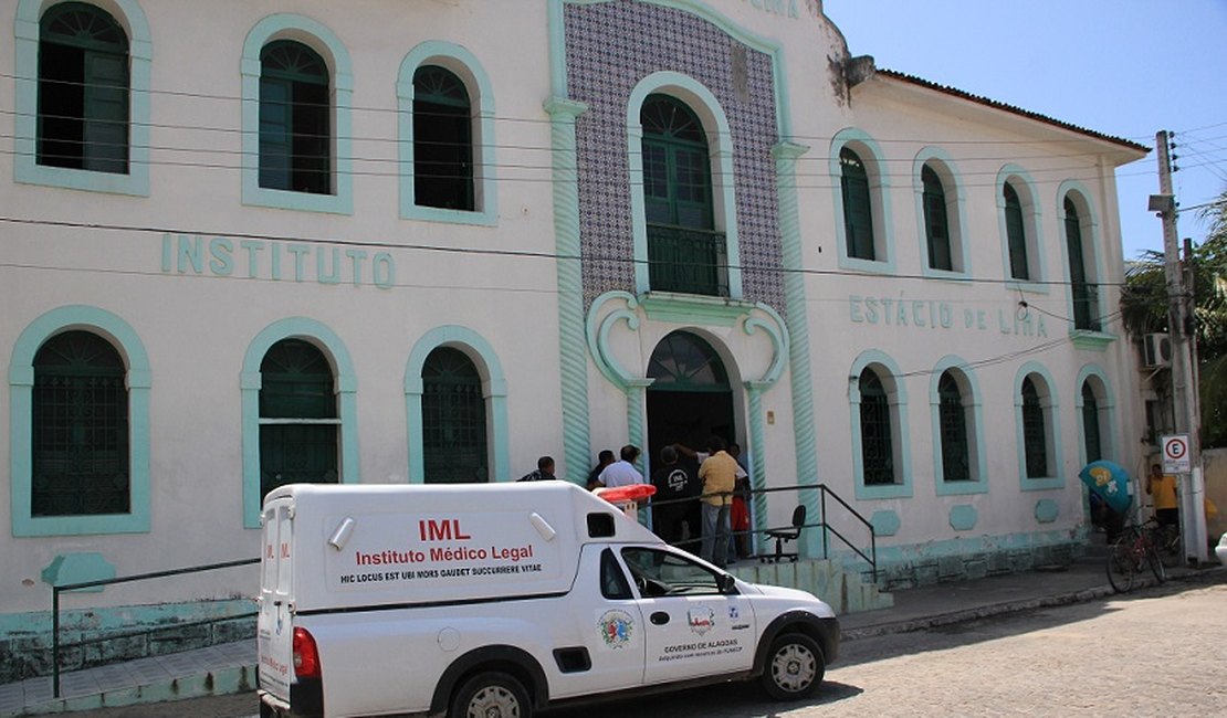 Homem é assassinado a tiros em frente a um bar