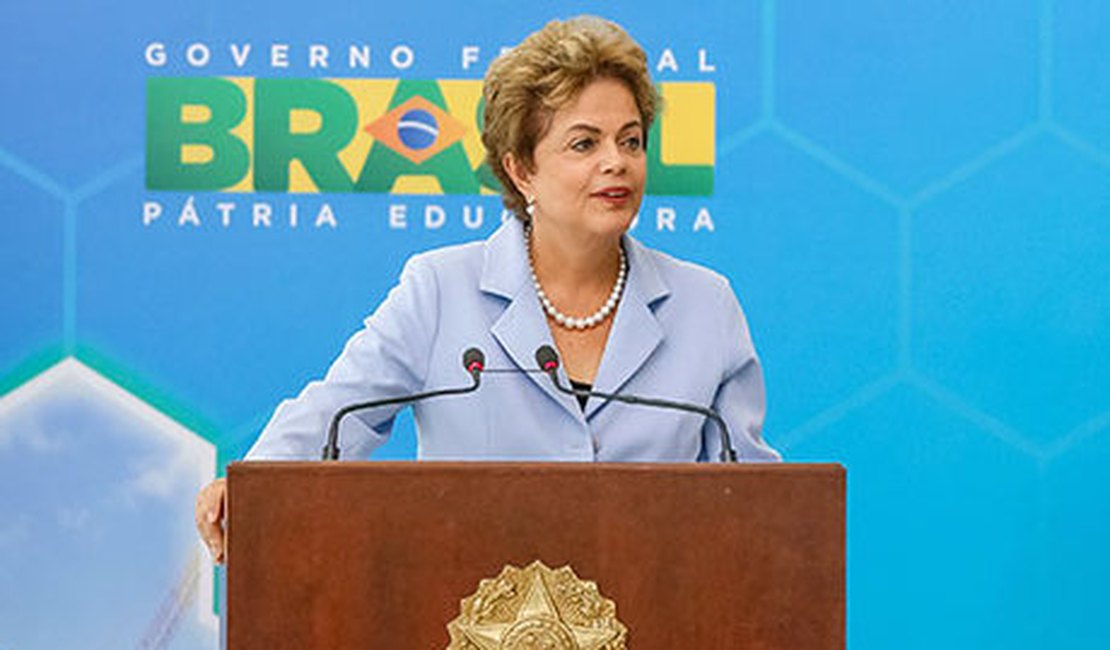 Grupo de intelectuais apresenta manifesto contra impeachment de Dilma