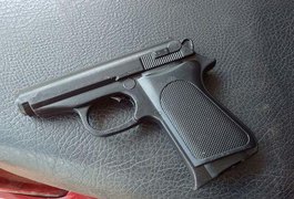 Menor é flagrado com simulacro de pistola durante blitz no centro de Arapiraca