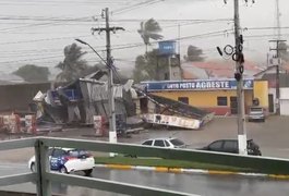 Vídeo. Chuva e fortes ventanias derrubam teto de posto de combustíveis e causam transtornos no Agreste alagoano