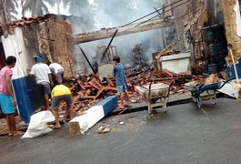 Incêndio destrói maior mercadinho da Praia do Miaí