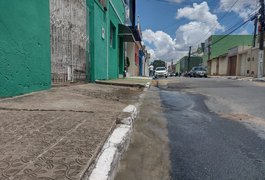 VÍDEO: Cano estourado causa grande desperdício de água em rua no Alto do Cruzeiro, em Arapiraca