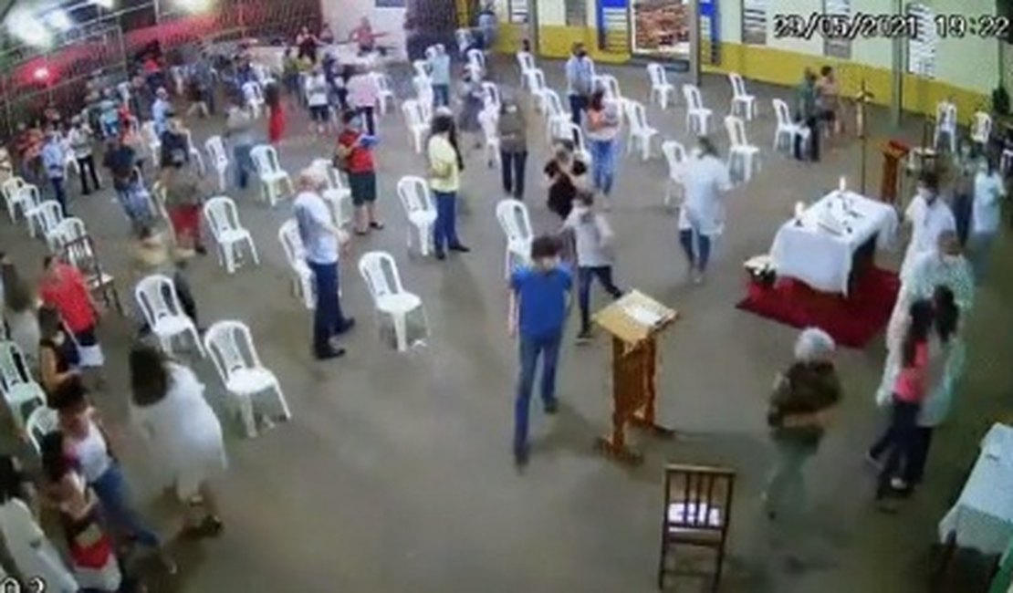 Vídeo. Homem tenta fugir da polícia e causa pânico durante missa
