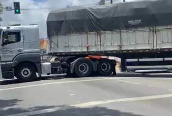 Carreta quebra e causa grande congestionamento na parte alta de Maceió