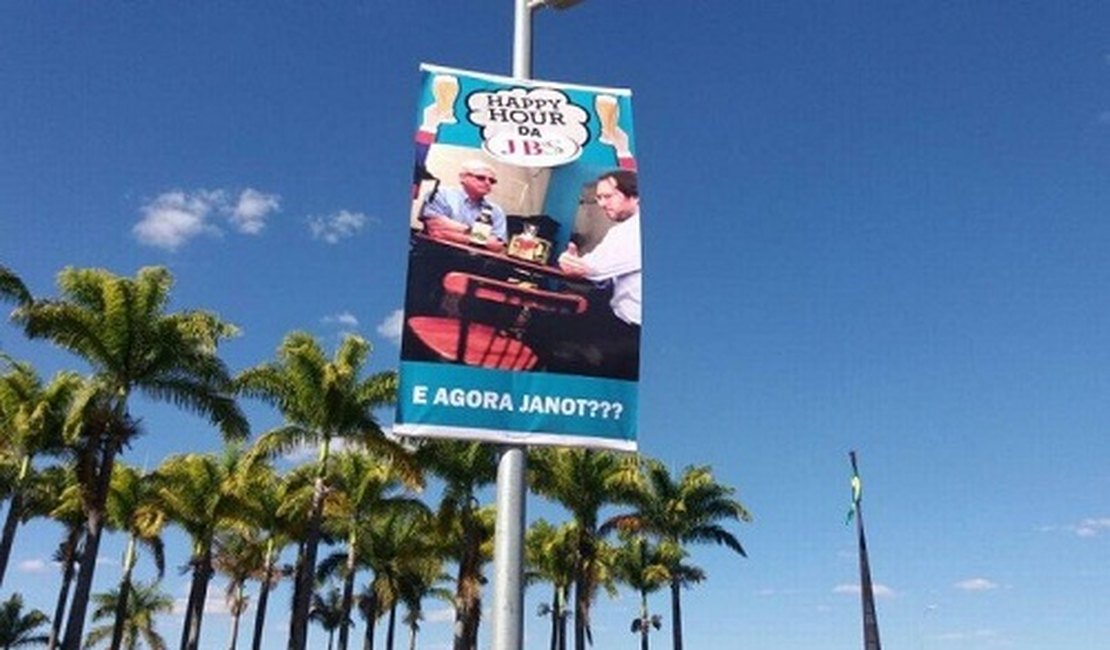 Banners com encontro em bar entre Janot e advogado de Joesley são afixados em postes