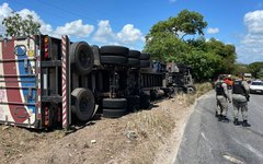 Carreta tomba na Ladeira do Catolé