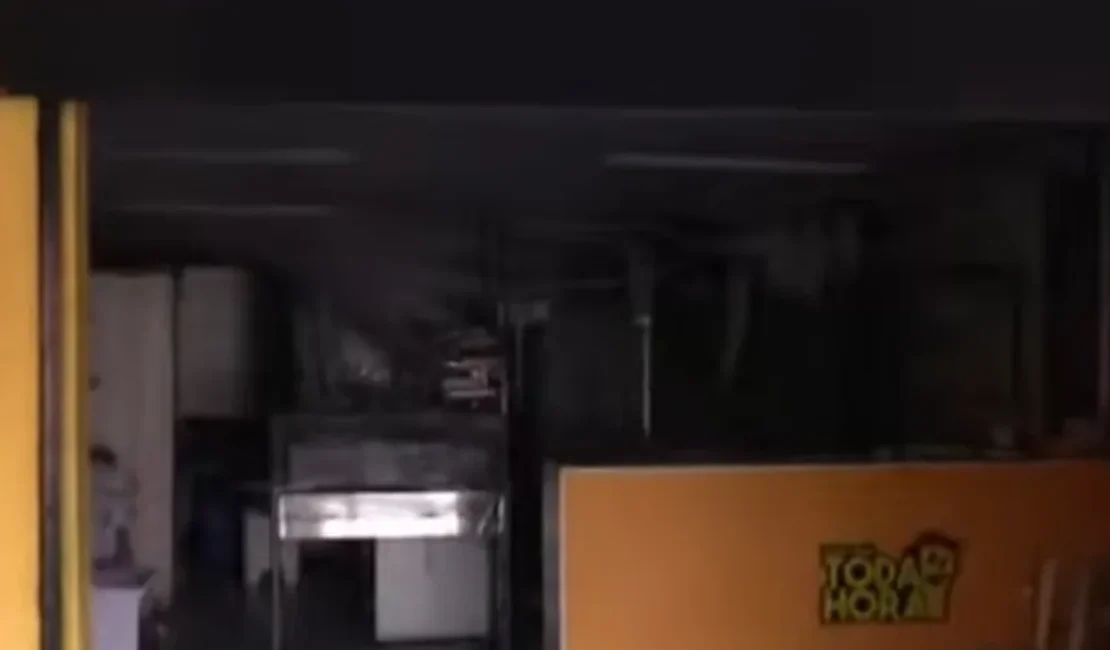 Fritadeira esquecida ligada provoca incêndio em lanchonete e mobiliza bombeiros em Maceió
