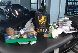 PM prende suspeito com dois quilos de drogas e oito balanças de precisão em Maceió