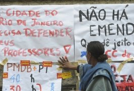 Professores acampam ao lado da Câmara Municipal do Rio depois de confronto com a polícia