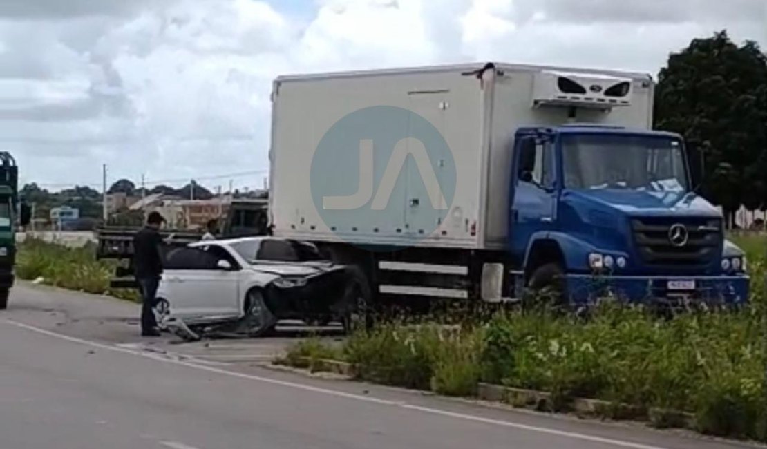 Carro fica preso embaixo de caminhão-baú em colisão traseira no Sítio Capim