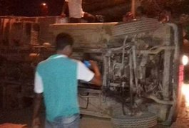Estudantes ficam feridos após tombamento de caminhão pau de arara em Branquinha