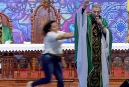 Padre Marcelo sobre empurrão em missa: 'Foi a maior dor que senti'
